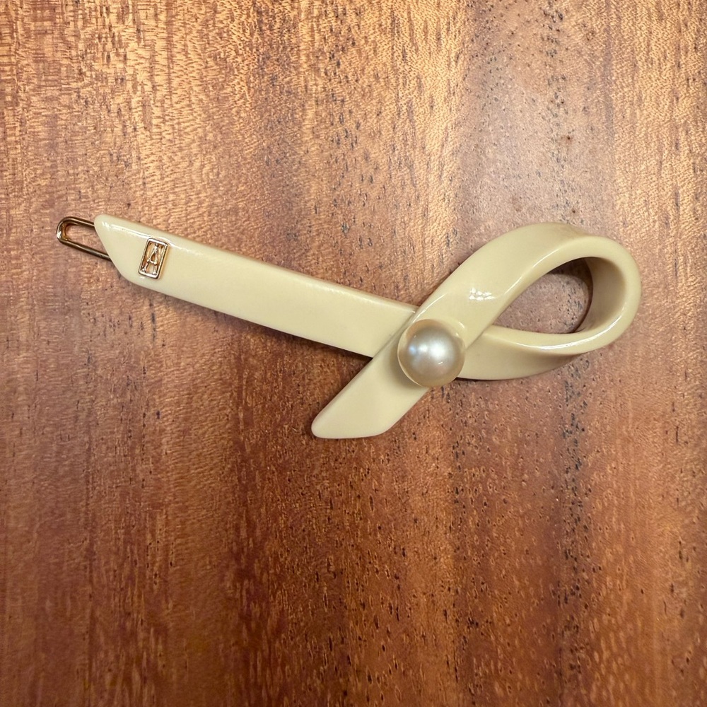 Elegant Cream Hair Clip with Pearl Accent